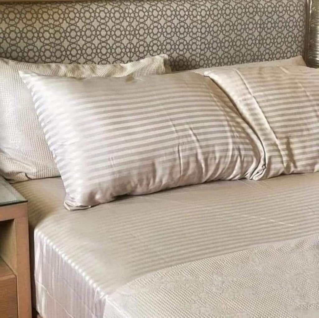 طقم غطاء للسرير من QBED، قطعة واحدة، مصنوع من القطن، باللون البيج، مقاس 160 * 200 * 30 سم، بنقشة مخططة