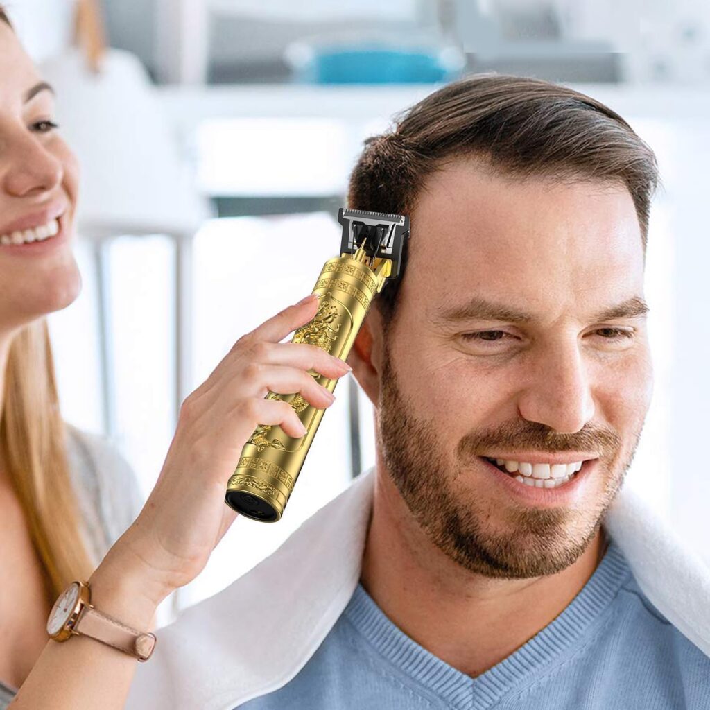 ماكينة حلاقة احترافية لاسلكية مزودة بشفرة على شكل T للقص الدقيق للحية والشعر للرجال، ماكينة حلاقة كهربائية قابلة لإعادة الشحن مع 4 أمشاط توجيه ومنفذ شحن USB وتصميم معدني بنقش التنين (لون ذهبي)